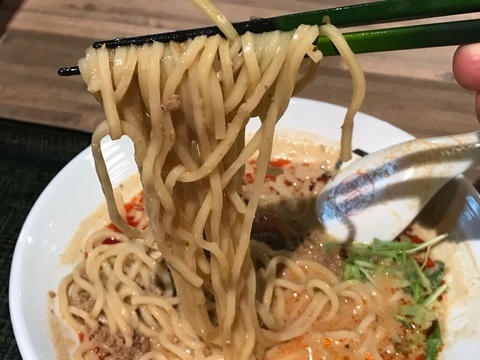 175°DENO〜担々麺〜北口店の担々麺麺リフト