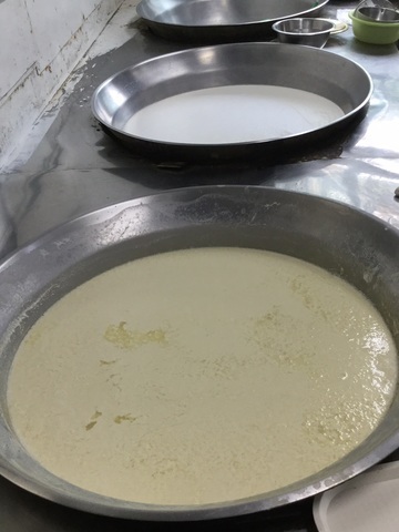 島ちゃん食堂裏の島袋豆腐店巨大釜豆腐できたて
